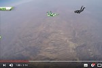 無降落傘 美國男子從2.5萬呎高空跳落地網(視頻)