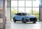 為試駕VELOSTER N專程從加拿大乘飛機而來的《Auto Trader》的丹．海曼記者表示，「VELOSTER N是如同『跑道機器』一般的日常用轎跑車。可以看出現代汽車為了與本田思域TYPER和大眾高爾夫R抗衡，花費了不少心思。」(Hyundai)